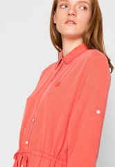 Tommy Hilfiger TENCEL KNEE DRESS Day dress crystal coral ПЛАТЬЕ TENCEL KNEE DRESS Повседневное платье хрустальный коралл