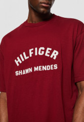 Tommy Hilfiger TOMMY HILFIGER X SHAWN MENDES ARCHIVE TEE UNISEX Print T-shirt rouge ФУТБОЛКА TOMMY HILFIGER X SHAWN MENDES ARCHIVE UNISEX Футболка с принтом румяна