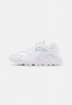 Nike Sportswear AIR HUARACHE UNISEX Sneaker low white/pure platinum AIR HUARACHE UNISEX Низкие кроссовки женские белый/чистая платина