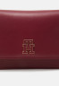 Tommy Hilfiger CHIC CROSSOVER Across body bag rouge CHIC CROSSOVER Сумка через плечо румяна