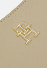 Tommy Hilfiger LIFE MED CROSSOVER Across body bag beige LIFE MED CROSSOVER Сумка через плечо бежевый