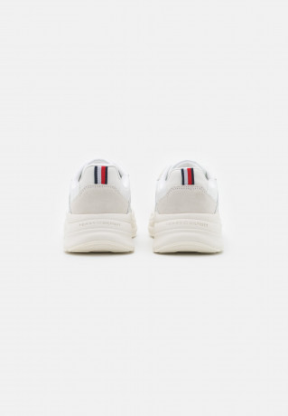 Tommy Hilfiger ELEVATED CHUNKY RUNNER Trainers white ELEVATED CHUNKY RUNNER — Кроссовки белый