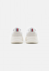 Tommy Hilfiger ELEVATED CHUNKY RUNNER Trainers white ELEVATED CHUNKY RUNNER — Кроссовки белый