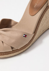 Tommy Hilfiger ICONIC ELENA SANDAL High heeled sandals cobblestone ICONIC ELENA SANDAL Босоножки на высоком каблуке булыжник