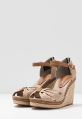 Tommy Hilfiger ICONIC ELENA SANDAL High heeled sandals cobblestone ICONIC ELENA SANDAL Босоножки на высоком каблуке булыжник