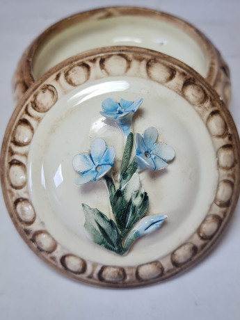 Шкатулка-бонбоньерка винтажная Capodimonte Italy "Незабудка", в бело-коричневых тонах с фактурным декором, фарфор,7 x 10 см, Италия, 1960-70гг