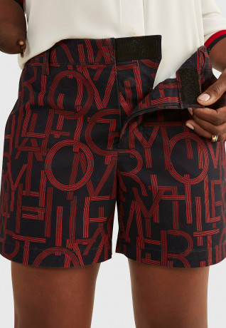 Tommy Hilfiger ADAPTIVE LOGO  Shorts regatta red multi АДАПТИВНЫЙ ЛОГОТИП — шорты регата красный мульти