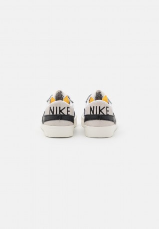 Nike Sportswear W BLAZER LOW #x27;77 JUMBO Sneaker low white/black/sail/volt/team orange W BLAZER LOW #x27;77 JUMBO Низкие кроссовки женские белый/черный/парус/вольт/команда оранжевый