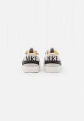 Nike Sportswear W BLAZER LOW #x27;77 JUMBO Sneaker low white/black/sail/volt/team orange W BLAZER LOW #x27;77 JUMBO Низкие кроссовки женские белый/черный/парус/вольт/команда оранжевый