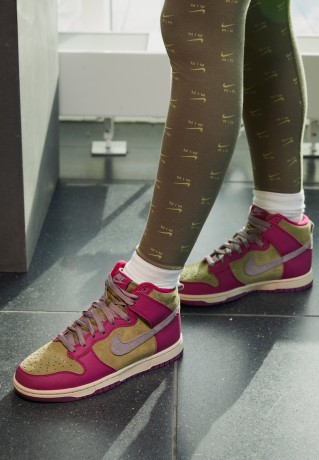 Nike Sportswear WMNS DUNK HIGH ESO Sneaker high dynamic berry/grand purple/pilgrim/pearl white WMNS DUNK HIGH ESO Высокие кроссовки женские динамичный ягодный/гранд-фиолетовый/пилигрим/жемчужно-белый