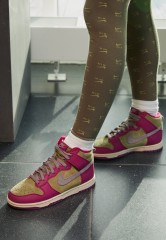 Nike Sportswear WMNS DUNK HIGH ESO Sneaker high dynamic berry/grand purple/pilgrim/pearl white WMNS DUNK HIGH ESO Высокие кроссовки женские динамичный ягодный/гранд-фиолетовый/пилигрим/жемчужно-белый