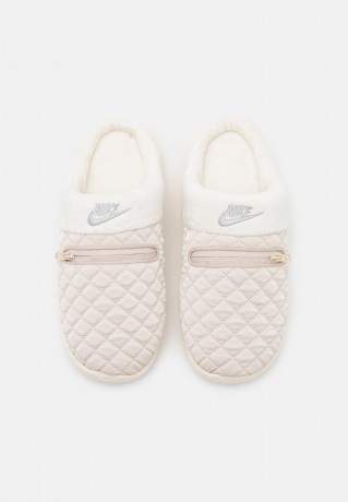 Nike Sportswear BURROW SE Hausschuh light orewood brown/aura/pale ivory BURROW SE тапочки светлый коричневый цвет рудного дерева/аура/светлая слоновая кость