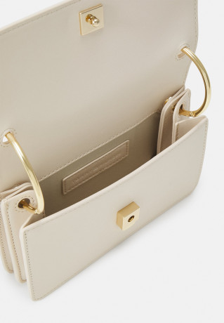 Tommy Hilfiger CHIC CROSSOVER Across body bag sugarcane CHIC CROSSOVER Сумка через плечо сахарный тростник