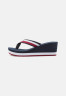 Tommy Hilfiger ESSENTIAL CORP  T-bar sandals red/white/blue ESSENTIAL CORP Сандалии с Т-образной перемычкой красный/белый/синий