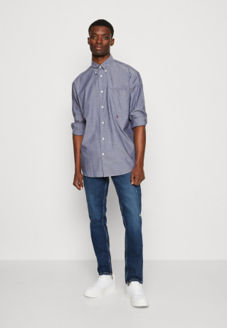 Tommy Hilfiger TOMMY HILFIGER X SHAWN MENDES OXFORD ARCHIVE SHIRT UNISEX Shirt blue coast TOMMY HILFIGER X SHAWN MENDES OXFORD ARCHIVE РУБАШКА УНИСЕКС Рубашка голубое побережье