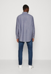 Tommy Hilfiger TOMMY HILFIGER X SHAWN MENDES OXFORD ARCHIVE SHIRT UNISEX Shirt blue coast TOMMY HILFIGER X SHAWN MENDES OXFORD ARCHIVE РУБАШКА УНИСЕКС Рубашка голубое побережье