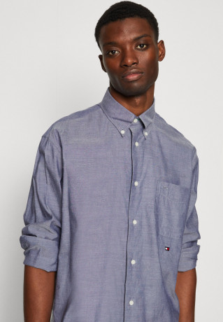 Tommy Hilfiger TOMMY HILFIGER X SHAWN MENDES OXFORD ARCHIVE SHIRT UNISEX Shirt blue coast TOMMY HILFIGER X SHAWN MENDES OXFORD ARCHIVE РУБАШКА УНИСЕКС Рубашка голубое побережье