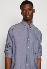 Tommy Hilfiger TOMMY HILFIGER X SHAWN MENDES OXFORD ARCHIVE SHIRT UNISEX Shirt blue coast TOMMY HILFIGER X SHAWN MENDES OXFORD ARCHIVE РУБАШКА УНИСЕКС Рубашка голубое побережье