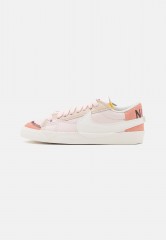 Nike Sportswear W BLAZER LOW #x27;77 JUMBO Sneaker low light soft pink/sail/arctic orange/sanddrift/burgundy crush W BLAZER LOW #x27;77 JUMBO Низкие кроссовки женские светло-розовый/парус/арктический оранжевый/песчаный/бордовый