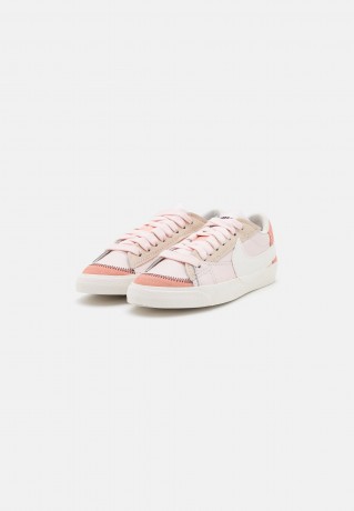 Nike Sportswear W BLAZER LOW #x27;77 JUMBO Sneaker low light soft pink/sail/arctic orange/sanddrift/burgundy crush W BLAZER LOW #x27;77 JUMBO Низкие кроссовки женские светло-розовый/парус/арктический оранжевый/песчаный/бордовый
