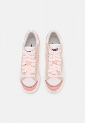 Nike Sportswear W BLAZER LOW #x27;77 JUMBO Sneaker low light soft pink/sail/arctic orange/sanddrift/burgundy crush W BLAZER LOW #x27;77 JUMBO Низкие кроссовки женские светло-розовый/парус/арктический оранжевый/песчаный/бордовый