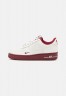 Nike Sportswear WMNS AIR FORCE 1 07 SE XCAT Sneaker low sail/team red/metallic gold/black WMNS AIR FORCE 1 07 SE XCAT Низкие кроссовки женские парус/командный красный/золотой металлик/черный