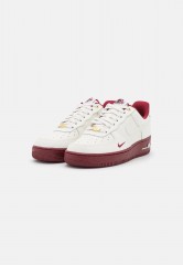 Nike Sportswear WMNS AIR FORCE 1 07 SE XCAT Sneaker low sail/team red/metallic gold/black WMNS AIR FORCE 1 07 SE XCAT Низкие кроссовки женские парус/командный красный/золотой металлик/черный