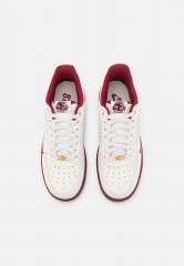 Nike Sportswear WMNS AIR FORCE 1 07 SE XCAT Sneaker low sail/team red/metallic gold/black WMNS AIR FORCE 1 07 SE XCAT Низкие кроссовки женские парус/командный красный/золотой металлик/черный