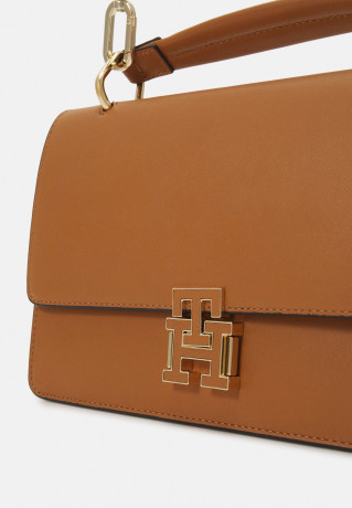 Tommy Hilfiger PUSHLOCK CROSSOVER Across body bag tan PUSHLOCK CROSSOVER Сумка через плечо загар