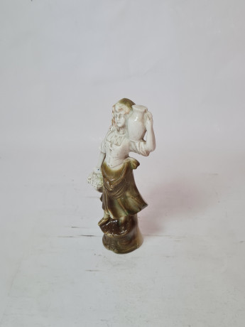 Статуэтка винтажная, бело-зеленый фарфор "Женщина с корзиной и кувшином для воды", 17 x 7 см, Германия, 1960-70гг.