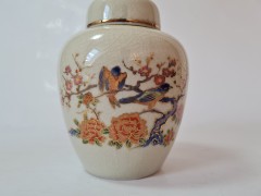 Винтажная фарфоровая ваза с крышкой в японском стиле, расписанная вручную "Птицы в японском саду", 13см х 11см, Япония, 1950-60гг.