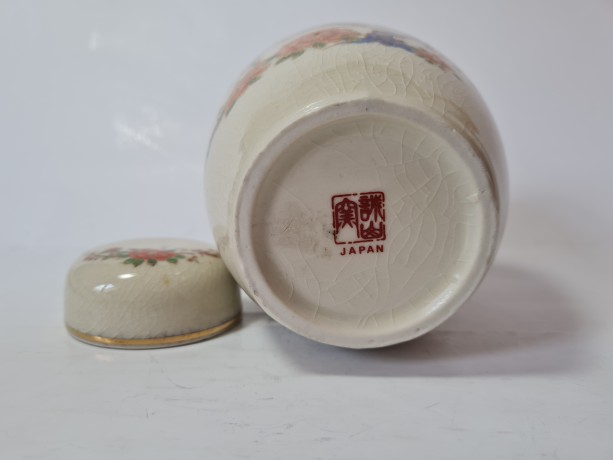 Винтажная фарфоровая ваза с крышкой в японском стиле, расписанная вручную "Птицы в японском саду", 13см х 11см, Япония, 1950-60гг.