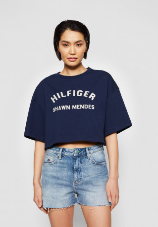 Tommy Hilfiger TOMMY HILFIGER X SHAWN MENDES GRAPHIC CROPPED TEE  Print T-shirt carbon navy УКОРОЧЕННАЯ ФУТБОЛКА TOMMY HILFIGER X SHAWN MENDES GRAPHIC Футболка с принтом углеродный флот
