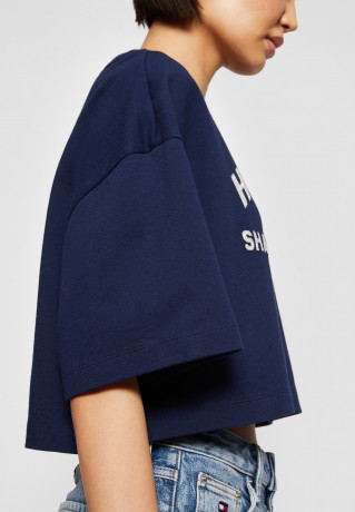 Tommy Hilfiger TOMMY HILFIGER X SHAWN MENDES GRAPHIC CROPPED TEE  Print T-shirt carbon navy УКОРОЧЕННАЯ ФУТБОЛКА TOMMY HILFIGER X SHAWN MENDES GRAPHIC Футболка с принтом углеродный флот