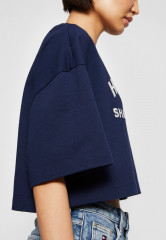 Tommy Hilfiger TOMMY HILFIGER X SHAWN MENDES GRAPHIC CROPPED TEE  Print T-shirt carbon navy УКОРОЧЕННАЯ ФУТБОЛКА TOMMY HILFIGER X SHAWN MENDES GRAPHIC Футболка с принтом углеродный флот