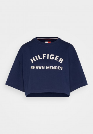 Tommy Hilfiger TOMMY HILFIGER X SHAWN MENDES GRAPHIC CROPPED TEE  Print T-shirt carbon navy УКОРОЧЕННАЯ ФУТБОЛКА TOMMY HILFIGER X SHAWN MENDES GRAPHIC Футболка с принтом углеродный флот