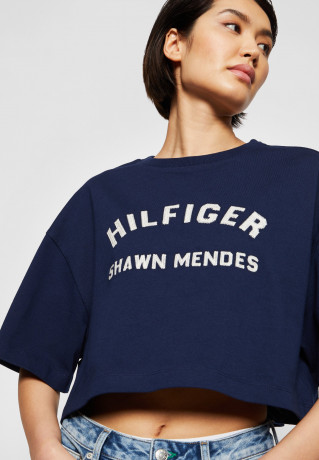 Tommy Hilfiger TOMMY HILFIGER X SHAWN MENDES GRAPHIC CROPPED TEE  Print T-shirt carbon navy УКОРОЧЕННАЯ ФУТБОЛКА TOMMY HILFIGER X SHAWN MENDES GRAPHIC Футболка с принтом углеродный флот