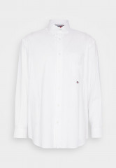 Tommy Hilfiger TOMMY HILFIGER X SHAWN MENDES OXFORD ARCHIVE SHIRT UNISEX Shirt optic white TOMMY HILFIGER X SHAWN MENDES OXFORD ARCHIVE РУБАШКА УНИСЕКС Рубашка оптический белый