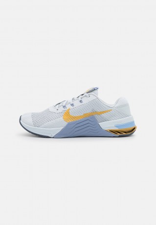 Nike Performance METCON 7 Sneaker low pure platinum/metallic gold coin/ashen slate/aluminum/thunder blue METCON 7 кроссовки женские низкие чистая платина/металлическая золотая монета/пепельный сланец/алюминий/синий гром