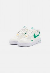 Nike Sportswear WMNS AIR FORCE 1 07 SE XCAT Sneaker low sail/malachite/white/gold WMNS AIR FORCE 1 07 SE XCAT Низкие кроссовки женские парус/малахит/белый/золото
