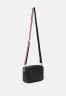 Tommy Hilfiger ICONIC CAMERA BAG Across body bag black ICONIC CAMERA BAG Сумка через плечо черный