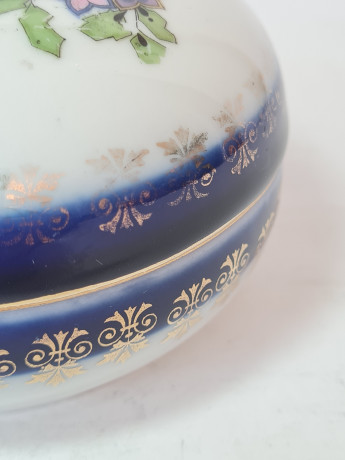 Шкатулка винтажная, бело-голубой фарфор с красочным цветочным декором и позолоченным узором, 12 x 7,5 см, Германия, 1960-70гг.