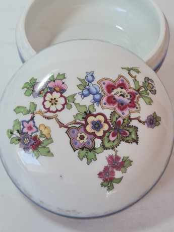 Шкатулка винтажная, бело-голубой фарфор с красочным цветочным декором и позолоченным узором, 12 x 7,5 см, Германия, 1960-70гг.