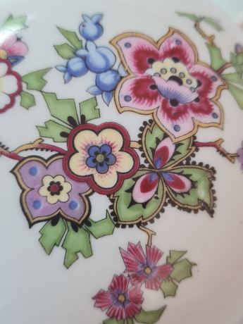 Шкатулка винтажная, бело-голубой фарфор с красочным цветочным декором и позолоченным узором, 12 x 7,5 см, Германия, 1960-70гг.