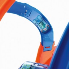 Mattel Hot Wheels Korkenzieher-Crash Trackset inkl. 1 Spielzeugauto Набор гоночных треков Hot Wheels, включая 1 игрушечную машинку.
