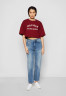 Tommy Hilfiger TOMMY HILFIGER X SHAWN MENDES GRAPHIC CROPPED TEE  Print T-shirt rouge УКОРОЧЕННАЯ ФУТБОЛКА TOMMY HILFIGER X SHAWN MENDES GRAPHIC Футболка с принтом румяна