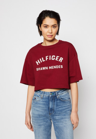 Tommy Hilfiger TOMMY HILFIGER X SHAWN MENDES GRAPHIC CROPPED TEE  Print T-shirt rouge УКОРОЧЕННАЯ ФУТБОЛКА TOMMY HILFIGER X SHAWN MENDES GRAPHIC Футболка с принтом румяна