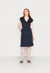 Tommy Hilfiger WRAP KNEE DRESS CAP Day dress desert sky ПЛАТЬЕ С ЗАПАХОМ НА КОЛЕНАХ Повседневное платье небо пустыни