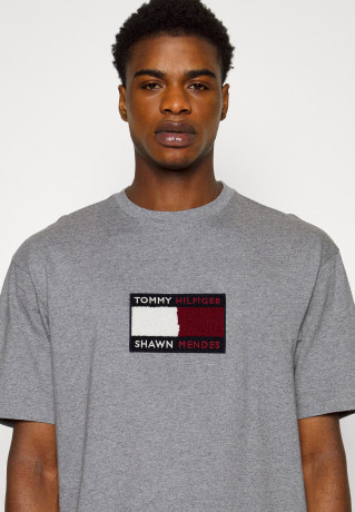 Tommy Hilfiger TOMMY HILFIGER X SHAWN MENDES GOOD LUCK TEE EXCLUSIVE UNISEX Print T-shirt medium grey heather ФУТБОЛКА TOMMY HILFIGER X SHAWN MENDES GOOD LUCK ЭКСКЛЮЗИВ УНИСЕКС Футболка с принтом средний серый вереск