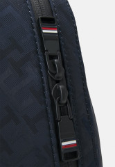 Tommy Hilfiger ELEVATED MONO BACKPACK UNISEX Rucksack space blue ПОВЫШЕННЫЙ РЮКЗАК МОНО УНИСЕКС Рюкзак космический синий